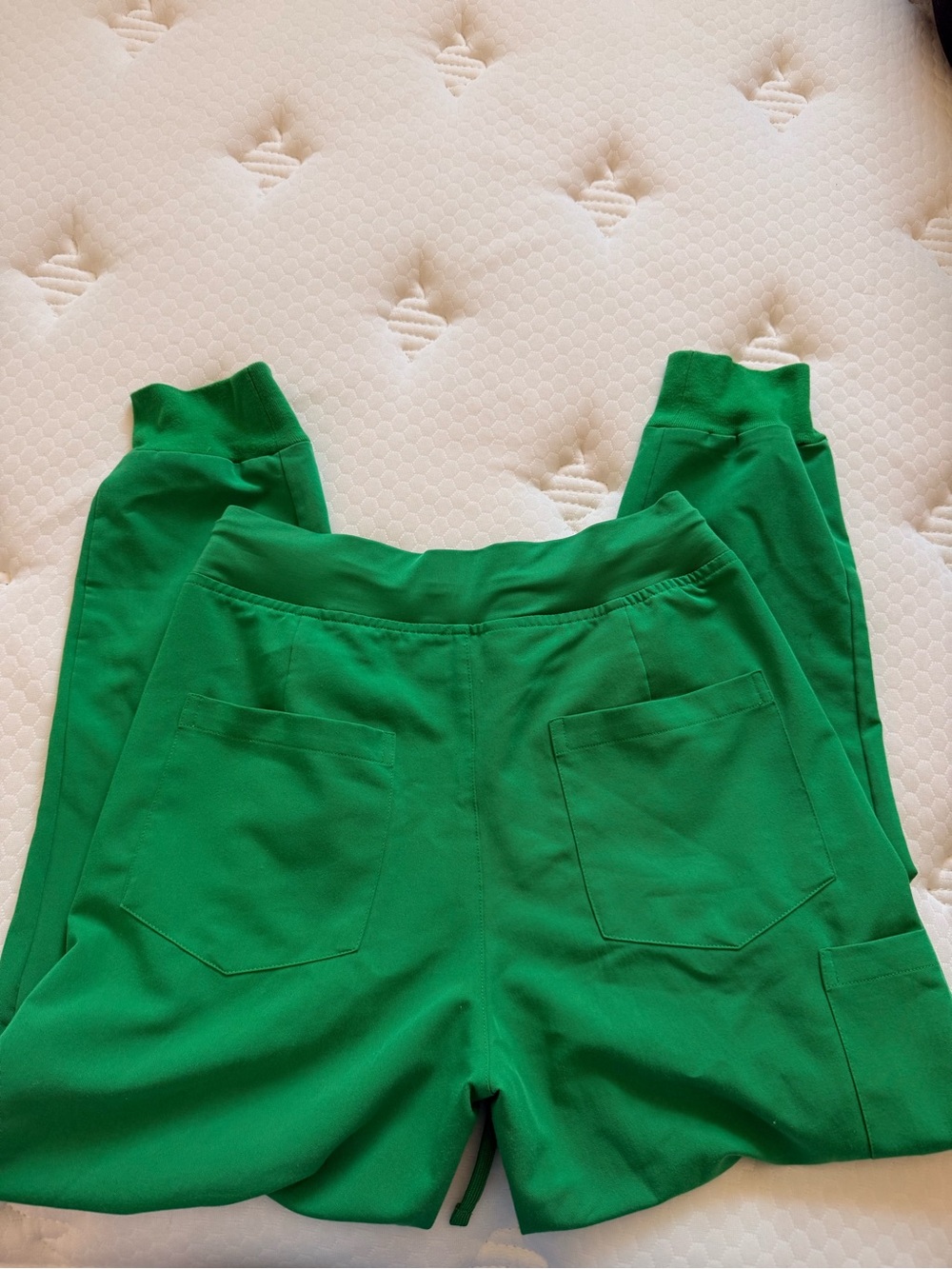 Green Women's Scrub Top and Jogger Set - Mandala size xs - Picture 3 of 6